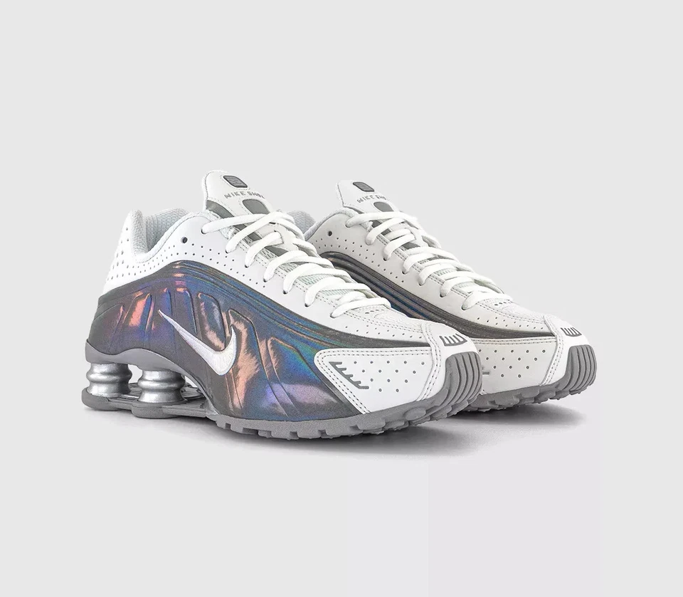 Nike Nike Shox R4 Scarpe da Ginnastica Bianco Metallizzato Sneakers IB7703-100 UK 3 4 5 6 7 8 - Immagine 2 di 4