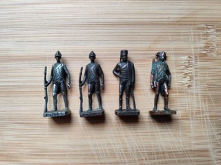 4 kinder metal Soldats Français Série incomplète Scame TBE acier et metal bruni
