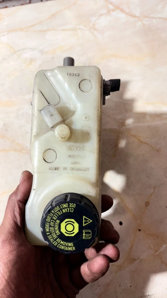 Renault Megane 2004 Brake Master Cylinder Reservoir 320671112 - Image 3 of 4