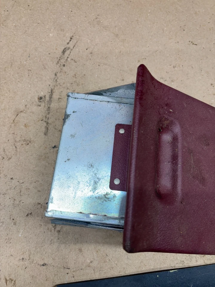 Cenicero Pontiac Catalina 1970 tablero cenicero Trey Slider Bonneville 70 cigarrillos Foto 4 de 4