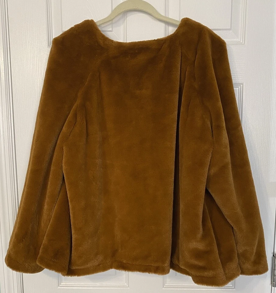 Jaqueta feminina de pele sintética G.I.L.I plus 2X manga pulseira forrada marrom raposa QVC - Imagem 2 de 4