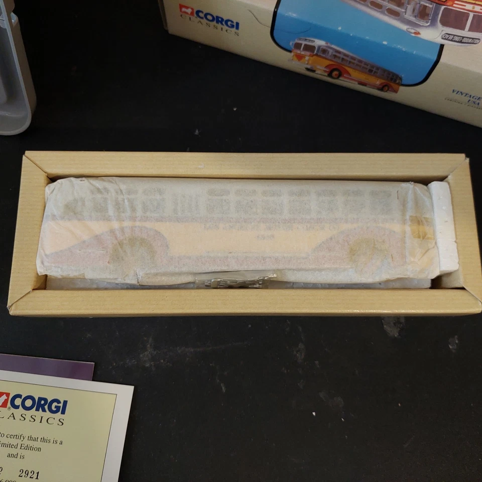 Corgi Classics General Motors 4502 Los Angeles Motor Coach 1/50 Scale  - Image 3 of 4