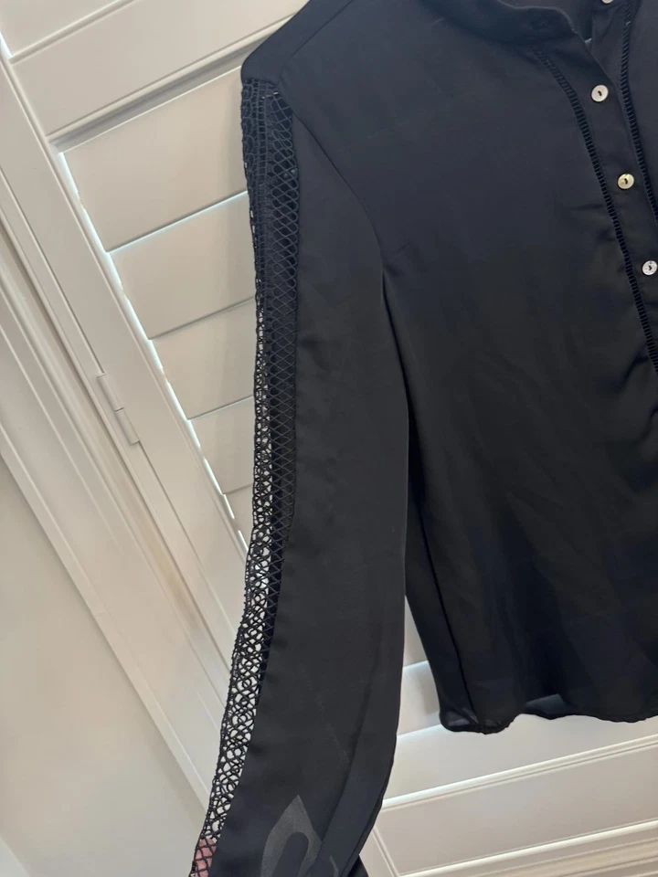 Blusa negra mango con mangas de encaje y cuello mandarín talla 8 Foto 4 de 4