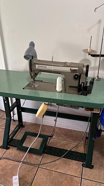Singer 191D300AA Industrial Sewing Machine w/ Table & Motor – Working