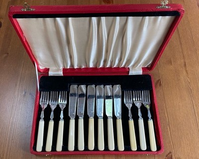 Mid Century Vintage Chrom Teller 12 Stück Fisch Besteck Set in gefütterter Box.