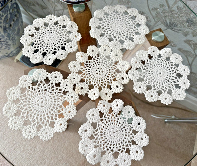 SECHS VINTAGE WEISSE BAUMWOLLE HÄKELSPITZE TISCHMATTEN/DECKCHEN/UNTERSETZER ~ 6'' ~ GÄNSEBLÜMCHEN