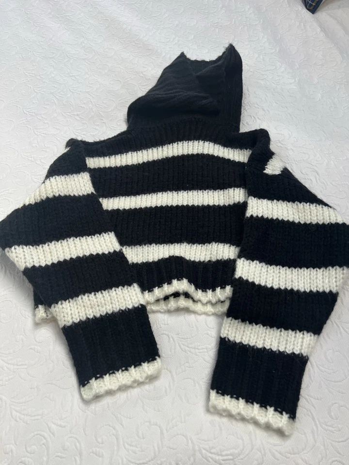 Suéter recortado boohoo para mujer blanco y negro a rayas cuello alto talla S Foto 4 de 4