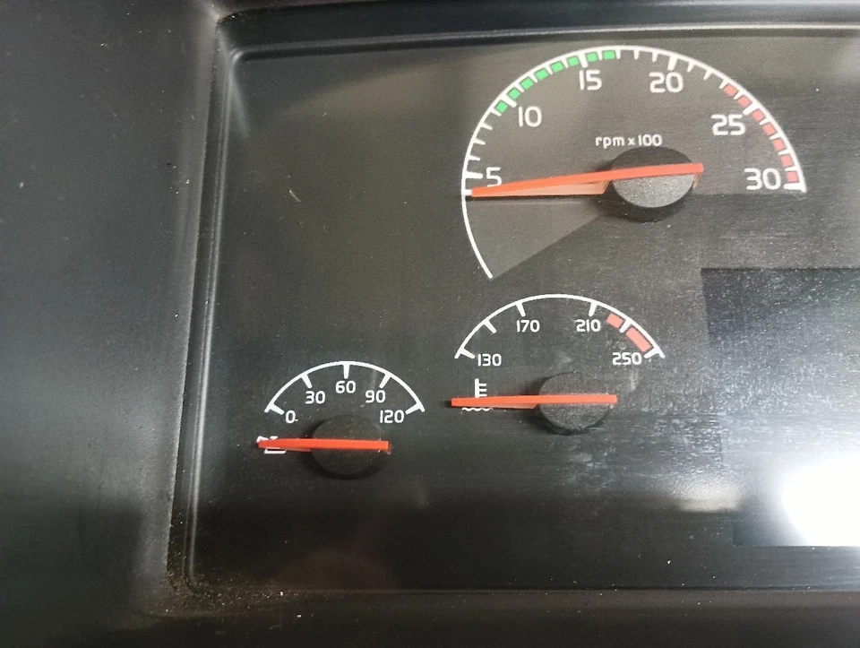 20524880-P01 Volvo VNL Speedometer Cluster  (11148355 - Image 3 of 4