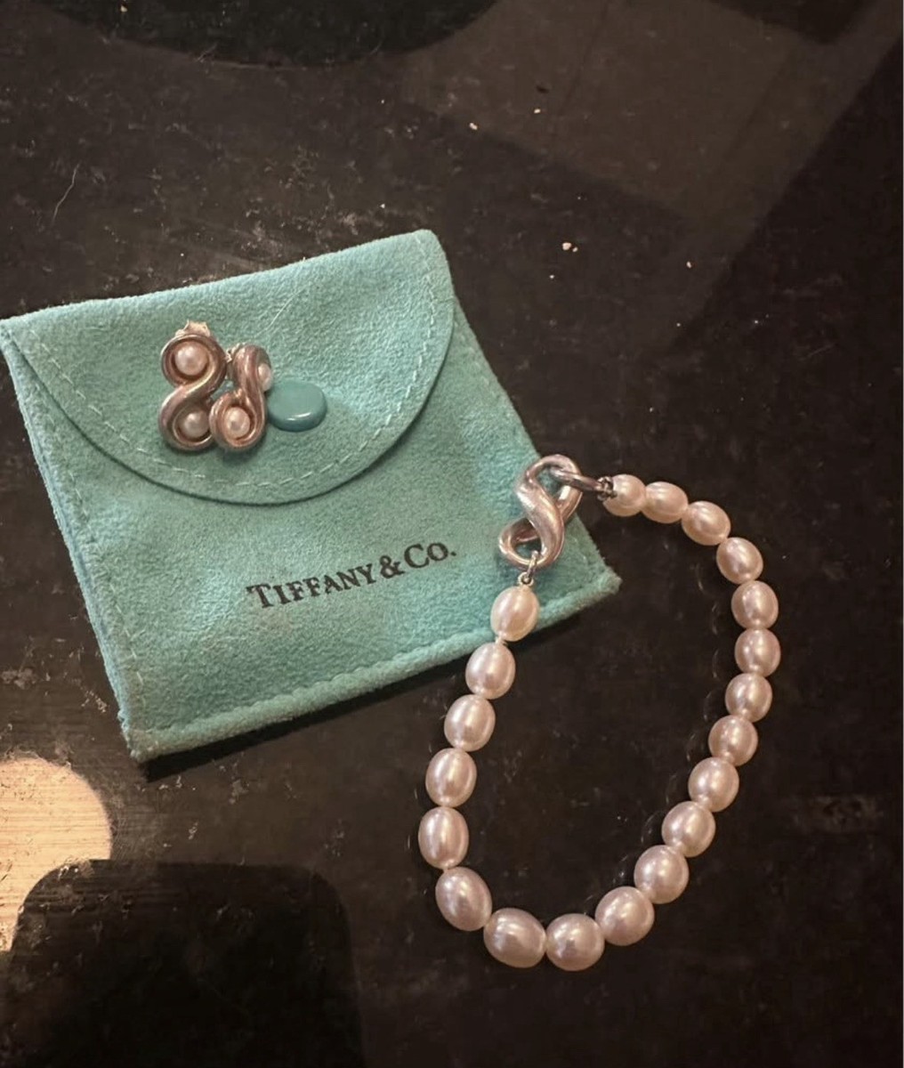 Tiffany & Co. Pearl Bracelet and earrings, Sterling Silver, Infinity clasp