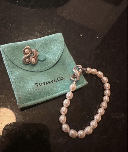 Tiffany & Co. Pearl Bracelet and earrings, Sterling Silver, Infinity clasp