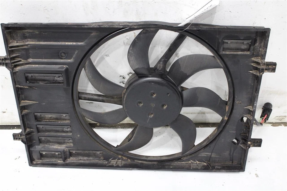 RADIATOR FAN ASSEMBLY Volkswagen Golf Golf GTI 17 18 19 20 21 1421858 Foto 2 de 4