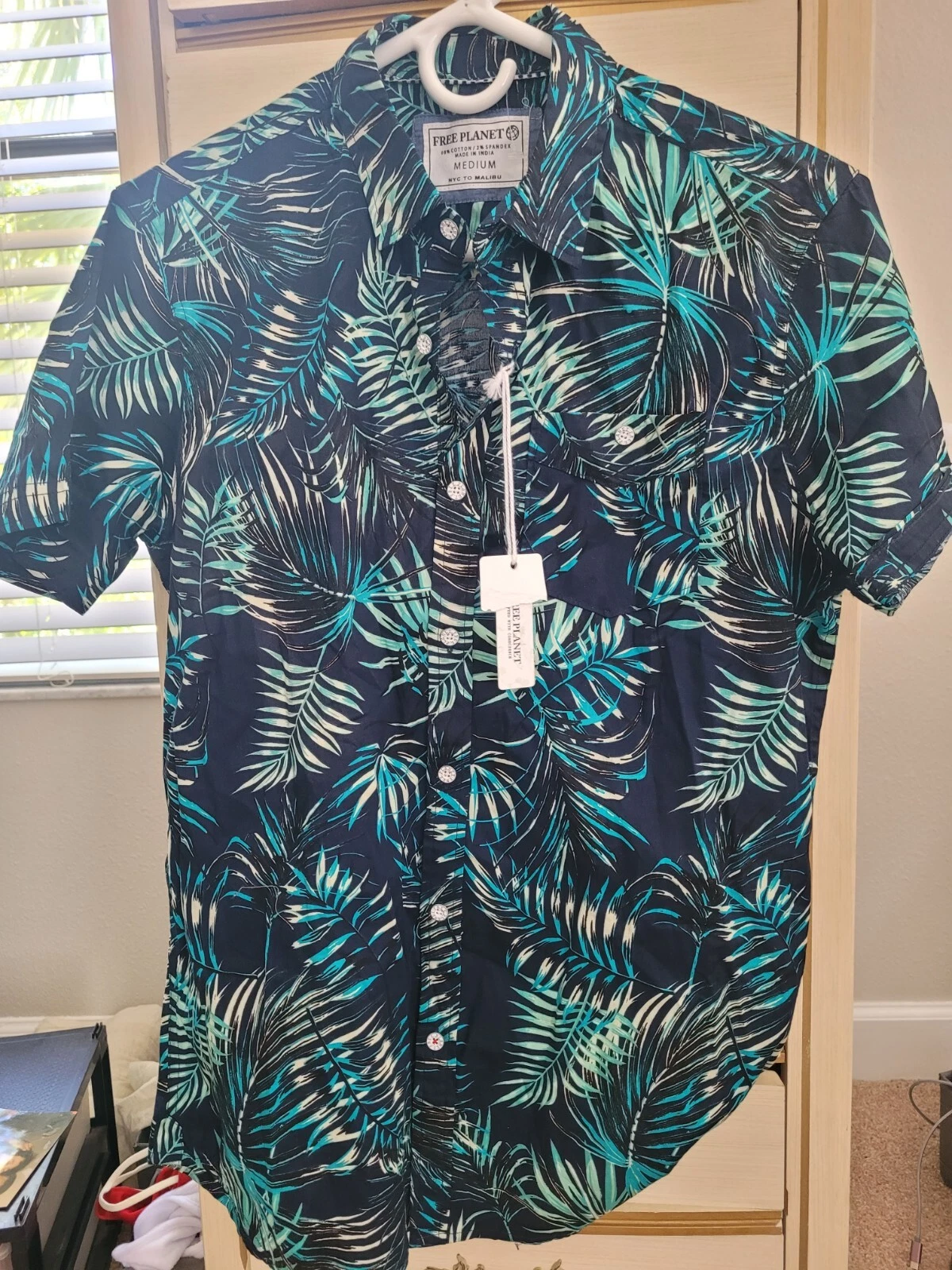 Free Planet Men's Beach Themed Print Casual Short Sleeve Shirt Size Medium NWT