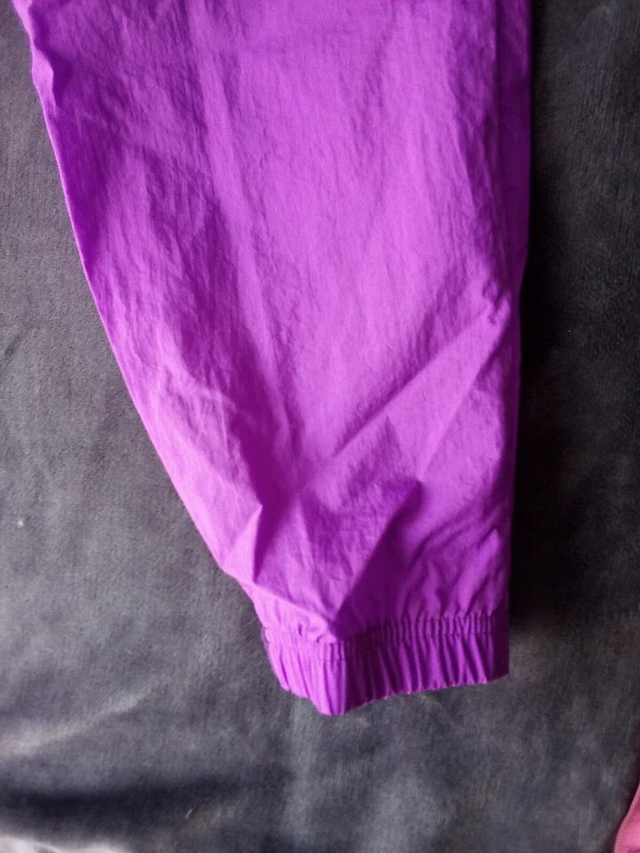 Calça jogger feminina Reebok corta-vento roxa nylon cordão sólida pequena - Imagem 2 de 4