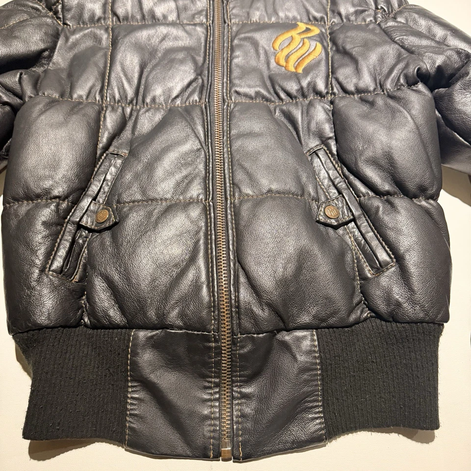 Jaqueta acolchoada vintage anos 90 Y2K Rocawear acabamento de pele capuz couro marrom tamanho pequeno - Imagem 3 de 4