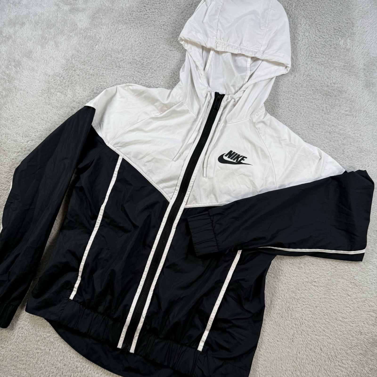 SACAI X NIKE Giacca Nike donna piccola nera bianca windrunner abbigliamento sportivo full zip con cappuccio