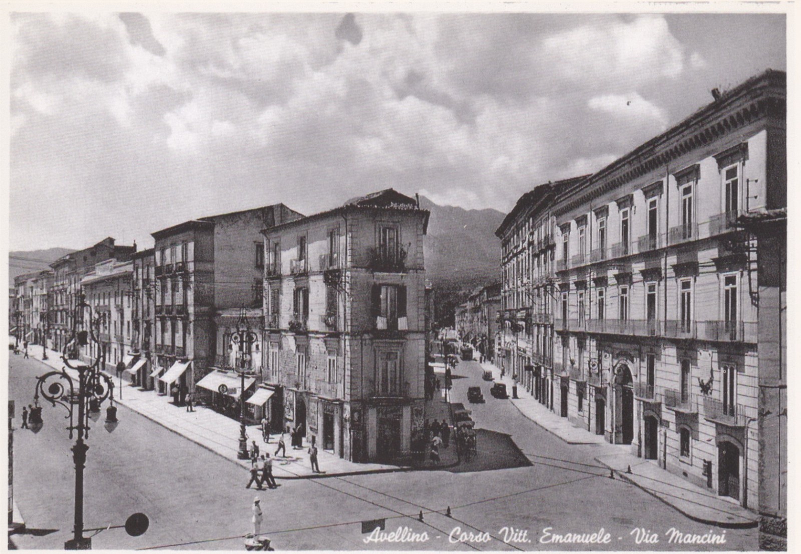CARTOLINA DI AVELLINO ,CORSO VITTORIO EMANUELE - VIA MANCINI non viaggiata 1955