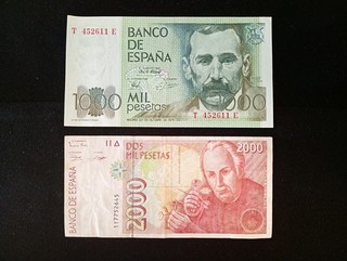 España 2 billetes de 1000 y 2000 pesetas años 1979 y 1992 .