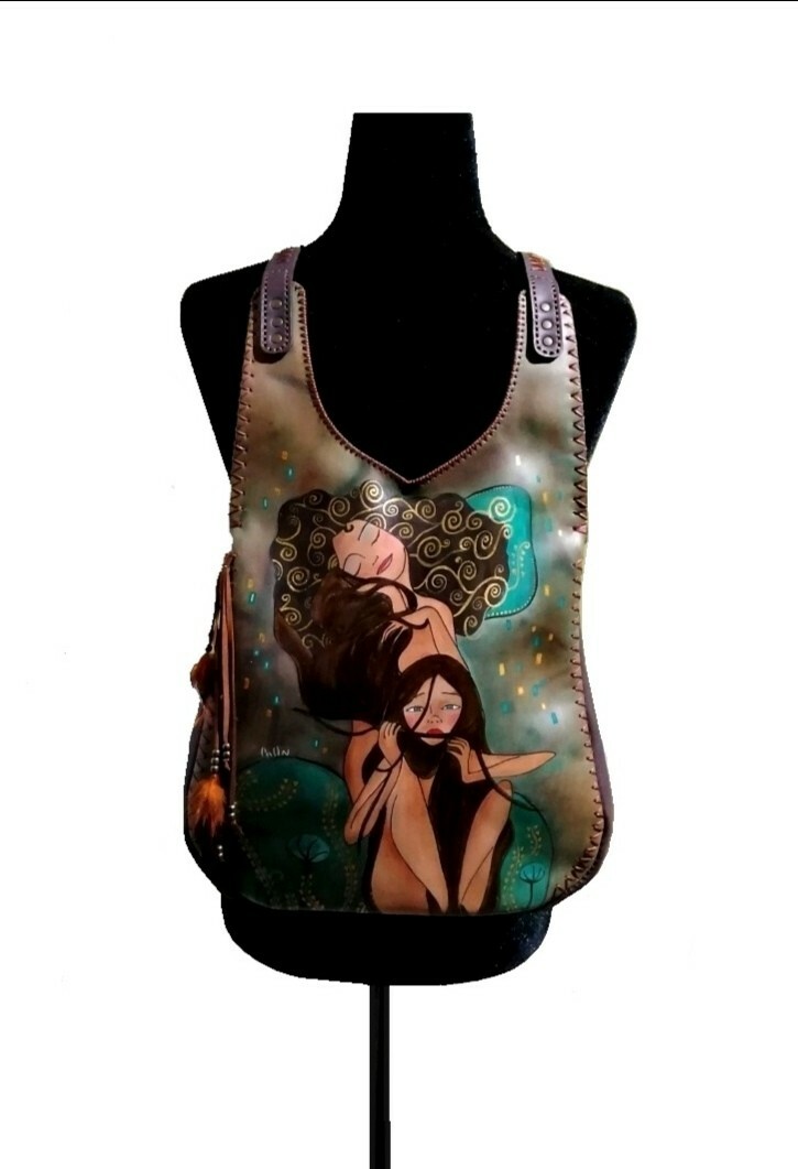 Mochila de piel mujer pintada a mano Regulable. Fantasia Handbags leather Plumas