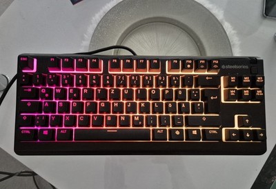 SteelSeries APEX 3 TKL Gamingtastatur mit RGB Beleuchtung