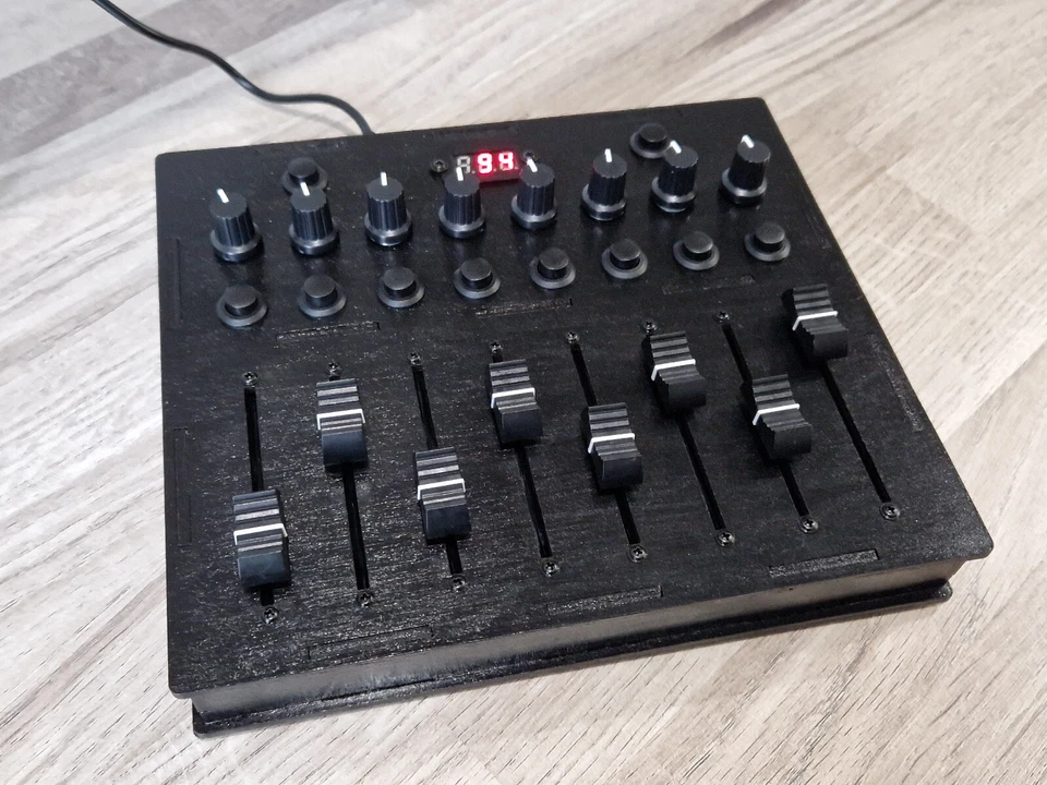 USB MIDI Controller 8 Fader 8 Tasten 8 Regler programmierbar CC & PC DAW schwarz