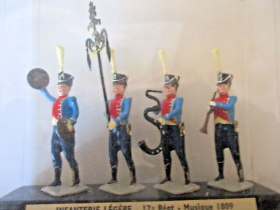 BERNARD BELLUC, FIGURINE EN PORCELAINE : 65ème RÉGIMENT D'INFANTERIE DE LIGNE EN ESPAGNE, VOLTIGEUR, PREMIER EMPIRE