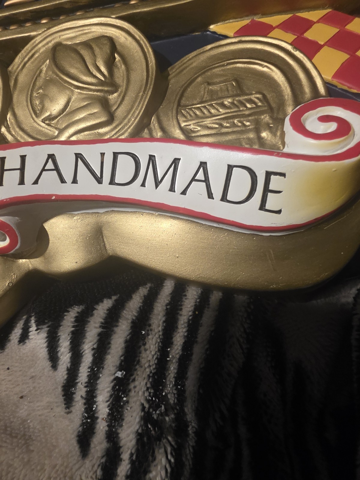 DIAMOND CROWN MAXIMUS RESIN WALL PLAQUE PLUS A CIGAR CASE CONTAINING CIGARS 