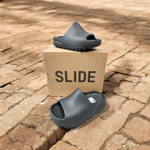 ADIDAS YEEZY DARK ONYX SLIDES SKU#ID5104 TAGLIA 12K PRONTO PER LA SPEDIZIONE!