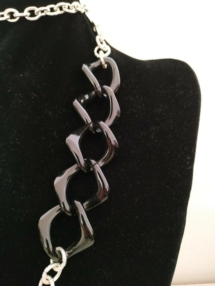 Fatto a mano. Lunga collana in resina nera, catena alluminio color argento - Immagine 3 di 4