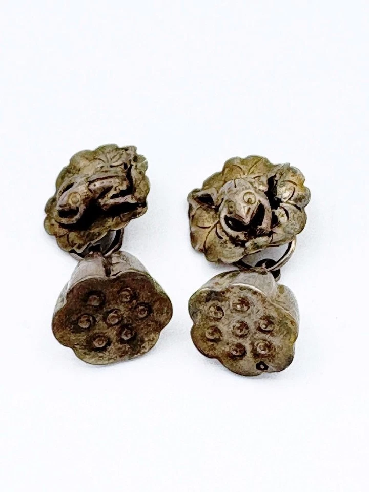 Lote de 2 piezas División-1 sapo rana china de plata antigua en almohadilla de lirio botón de palanca Foto 2 de 3