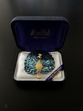 Ariki brooch features an iridescent paua shell peacock design and is gold-plated