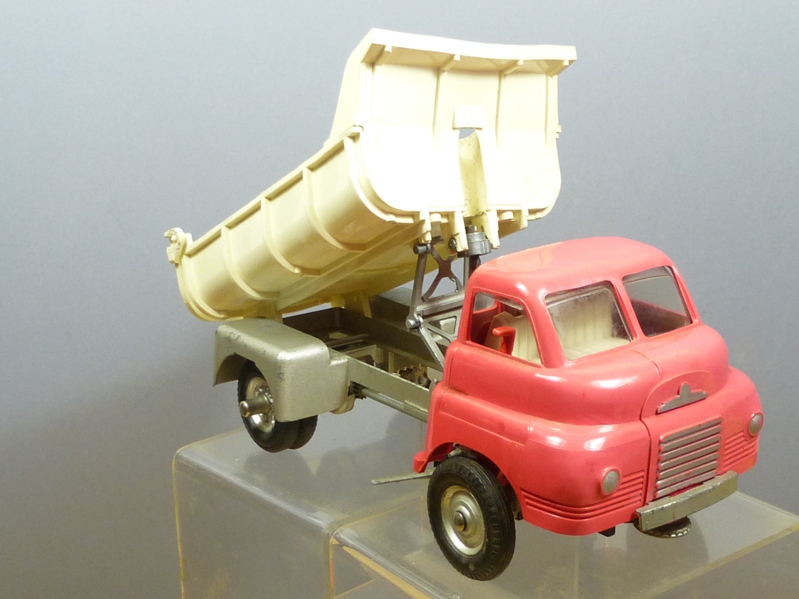 METTOY FRICTION / BATTERY OPERATED No.925 "BEDFORD TIPPER TRUCK" BOXED