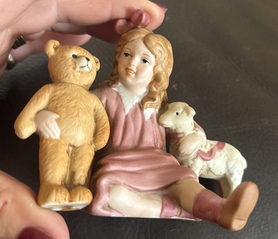Vintage Schmid Keramik Mädchen hält Teddy eine Seite Lamm die andere 1989 B Shackman