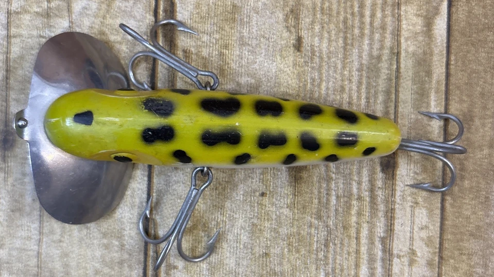 Isca de pesca Fred Arbogast Musky Jitterbug 700 vintage Muskie sapo 3 ganchos rara - Imagem 2 de 4
