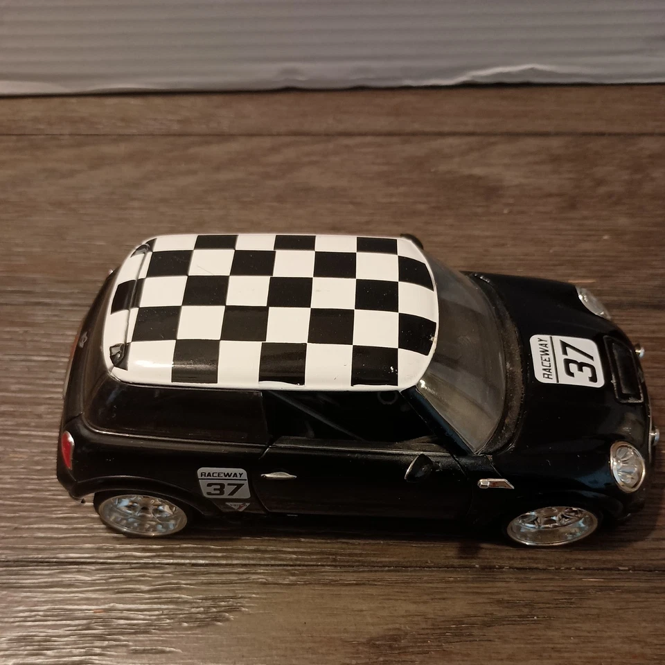 Jada Toys Dub City 2007 Mini Cooper S 1:24 Raceway 37 Foto 3 de 4
