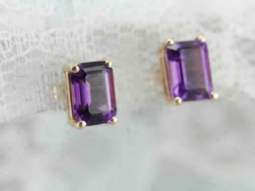Aretes solitarios de amatista talla esmeralda de 4 quilates para mujer en oro amarillo de 14 quilates Foto 3 de 4