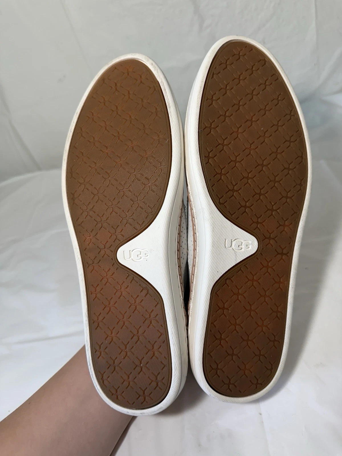 Sneakers casual UGG donna Adley Perf pelle bianca traforata slip on taglia 7