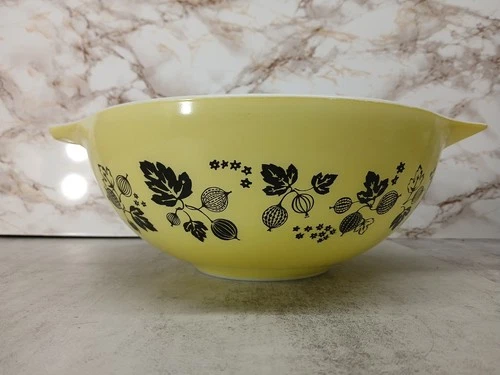 Pyrex Cinderella Bowl Gooseberry 444 4 Quart Vintage Yellow & Black