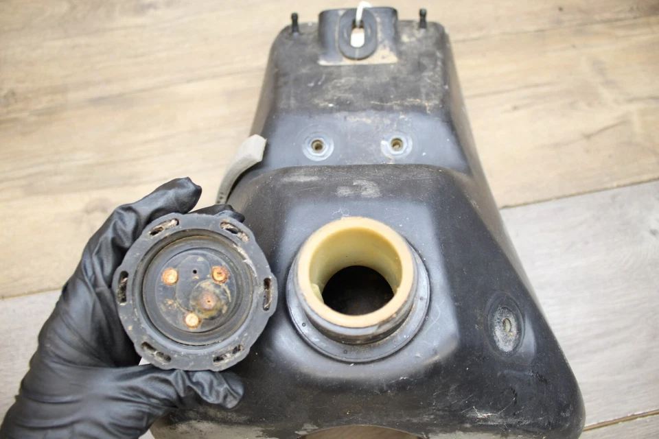 1990-2000 Yamaha RT100 BLACK GAS TANK FUEL CELL PETROL RESERVOIR - Image 4 of 4