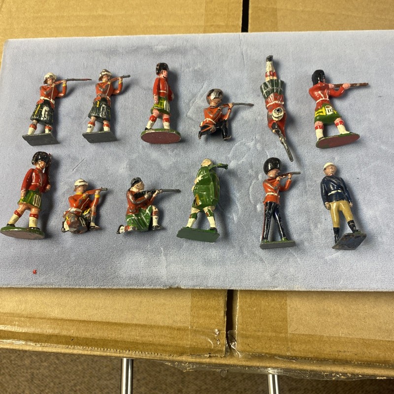 Britains Lead Soldiers Lot of 12 British and Scottish Figures Poss Britains