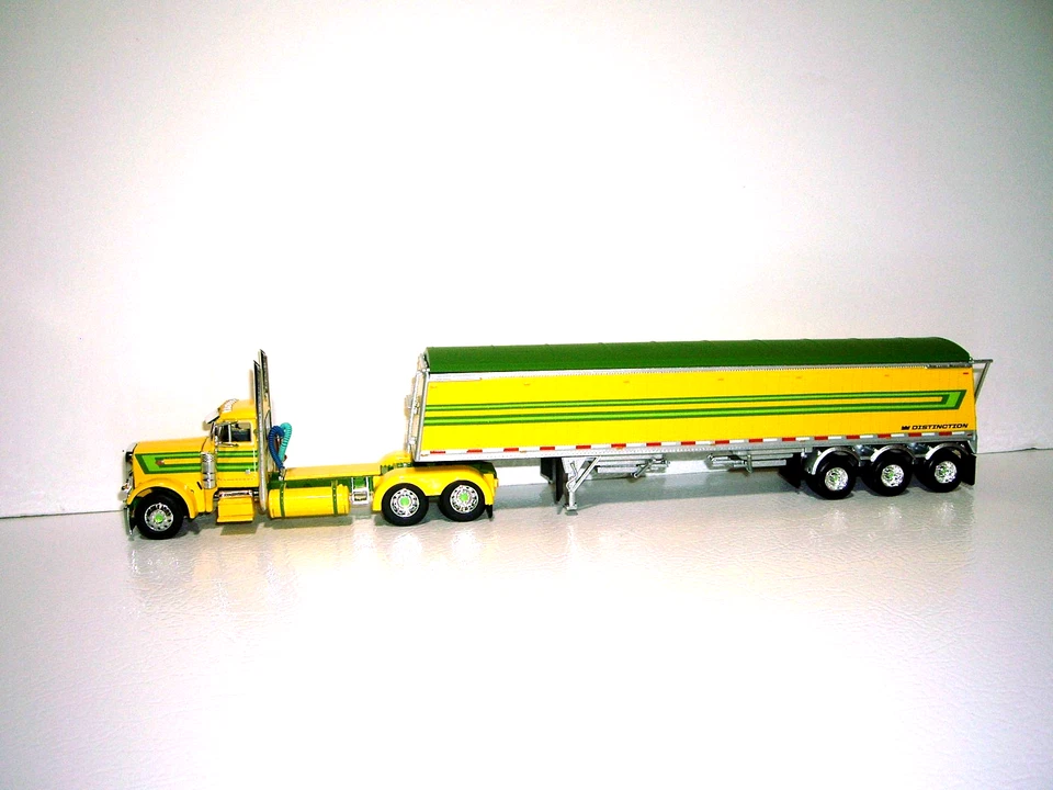 DCP FIRST GEAR 1/64 YELLOW AND GREEN PETE 379 DAY CAB & TRI-AXLE LODE KING GRAIN - Image 2 of 4