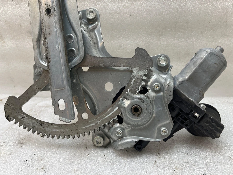 Оригинальный регулятор передней двери со стороны правого пассажира 2016 SCION IM - Изображение 4 из 4