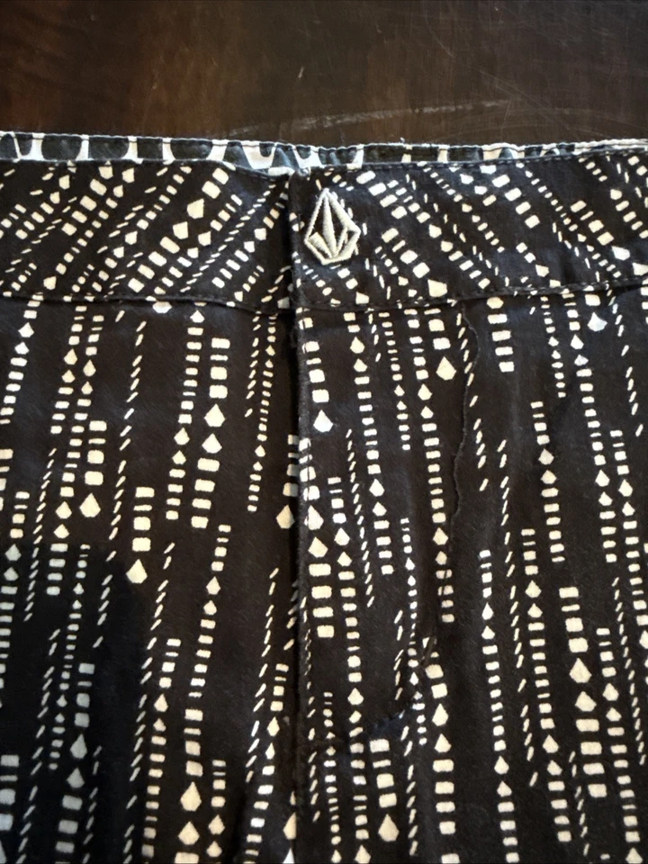 Volcom Women's Shorts Size 13 Black White Striped Frochickie Chino - Image 3 of 4