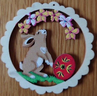Aufhänger / Behang aus Holz zu Ostern / Frühling : Hase mit Osterei, Holznischel