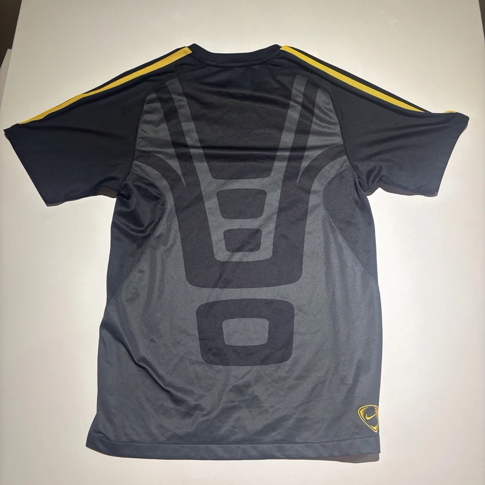 Camiseta de Entrenamiento de Fútbol NIke Brasil 2010-2011 Negra y Amarilla, Talla Pequeña Foto 3 de 4