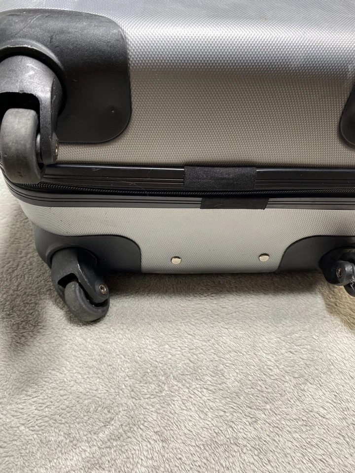 Bonito equipaje Heys 21” rígido giratorio plateado 4 hilanderos policarbonato hecho en EE. UU. Foto 4 de 4