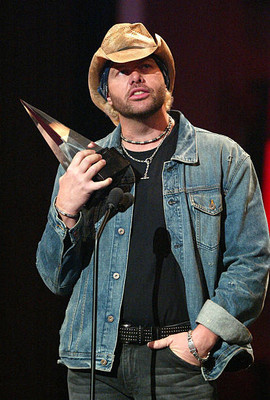 Toby Keith accepts the award for Favorite Album Country Music for- 2003 Photo