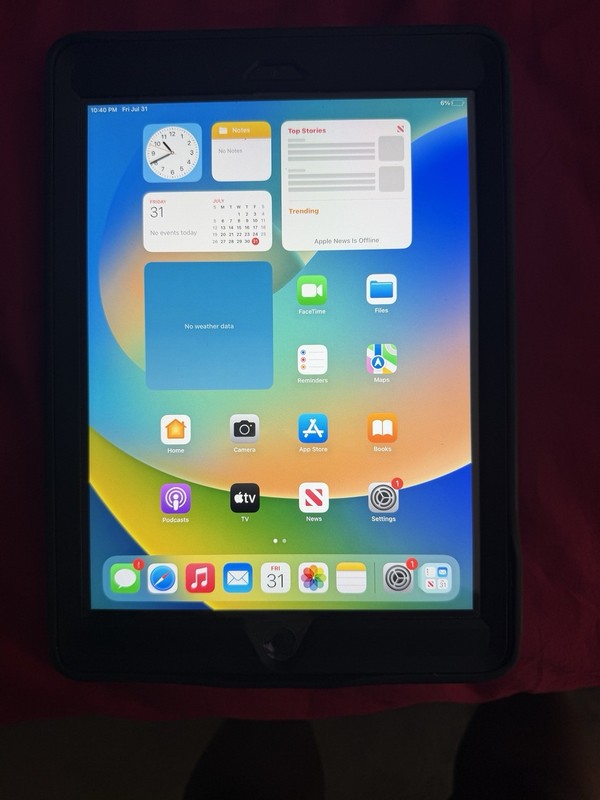 Apple iPad 5th Generation 32GB Wi-Fi 9.7" Space Gray A1822 MP2F2LL/A