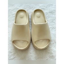 Yeezy slides unisex bone color size 7M Authentic