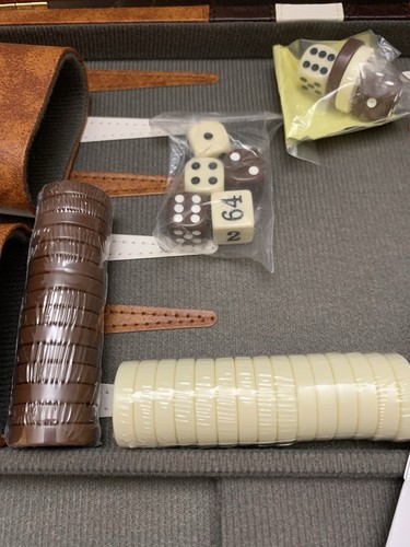 Backgammon Deluxe Brett & Leder Tragetasche Filzbrett Neu im Karton - Bild 7 von 8