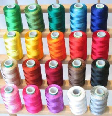 10 x 500m Rayon Seidenmaschine/Handstickfäden Spulen verschiedene Farben Set
